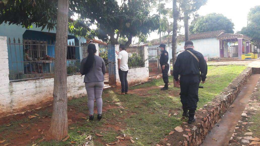 Los agentes fiscales, policiales y militares durante un control del cumplimiento de las medidas sanitarias en San Roque González. Foto: @MinPublicoPy