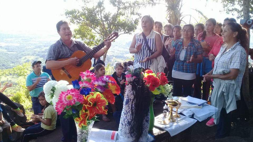 Antes de la cuarentena, fieles subían los 770 mts del cerro para rezar a la virgen