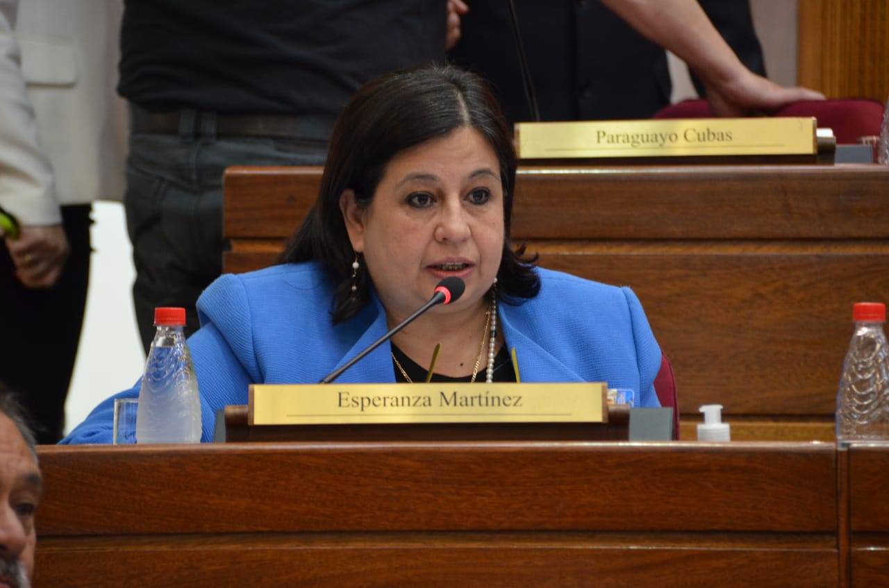 Senadora Esperanza Martínez.