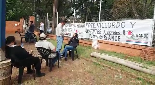Funcionarios de ANDE se manifiestan exigiendo la salida del titular Luis Villordo.