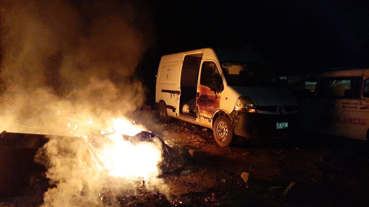 El incendio afectó parte de una ambulancia, aparentemente en desuso. Foto: Gentileza