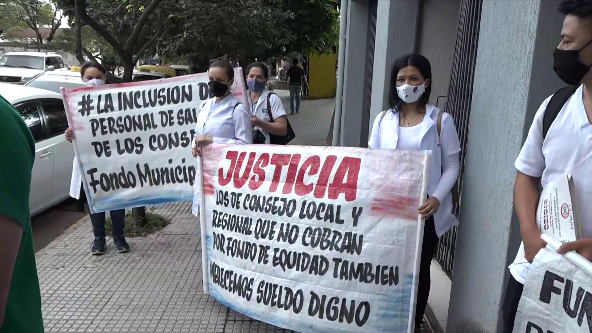Funcionarios de blanco se manifiestan frente al Ministerio de Salud.