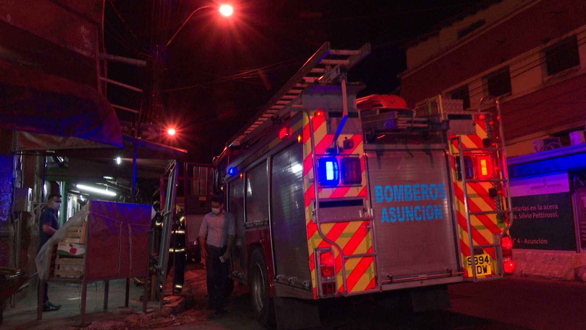 Bomberos voluntarios acudieron al lugar para las tareas de verificación y prevención.