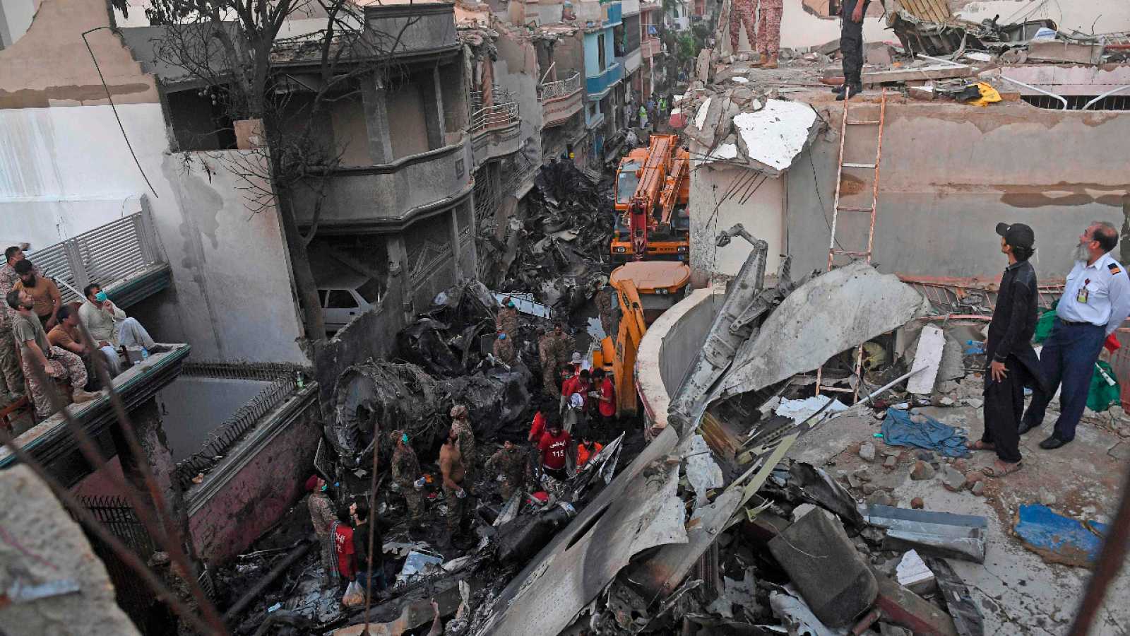Unas 97 personas fallecieron luego de que se haya estrellado un avión en Pakistán.