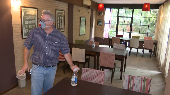 Oliver Gayet mostrando los protocolos en restaurantes.
