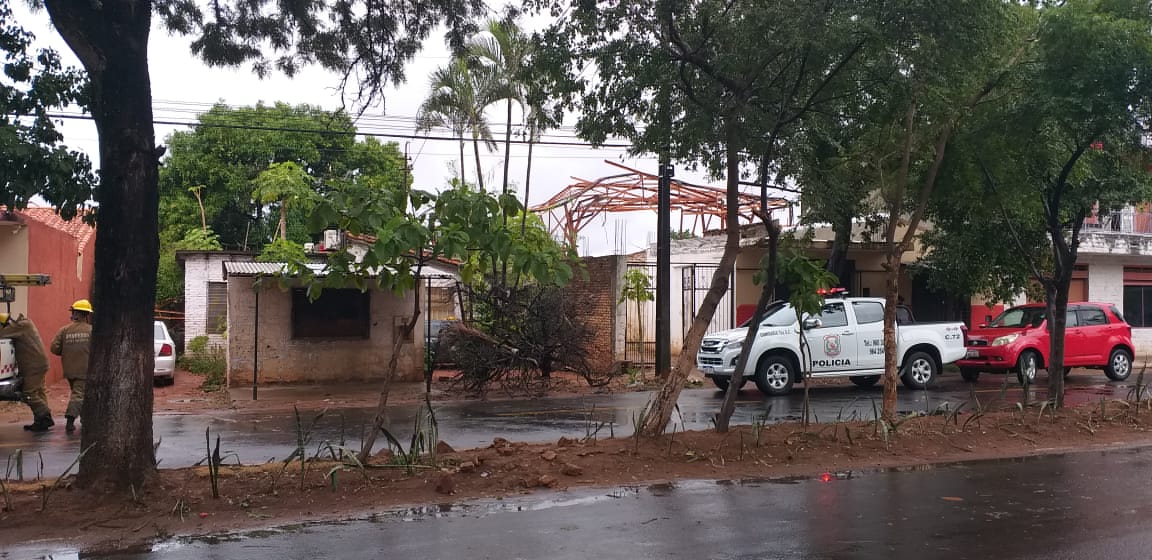 La antena ya se encontraría en desuso y cayó sobre una vivienda. Foto: Gentileza