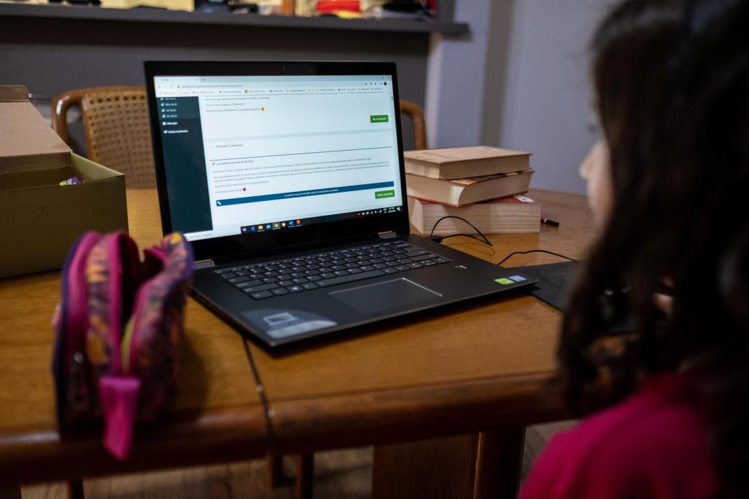 Según el MEC, solo el 10% de los estudiantes del sector público no accede a la educación virtual. Foto: La Voz