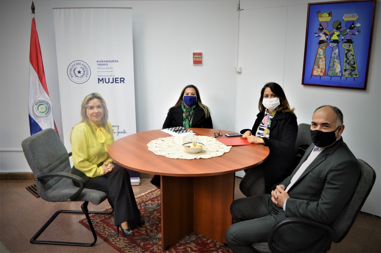 Reunión entre representantes del Ministerio de Justicia y el Ministerio de la Mujer.