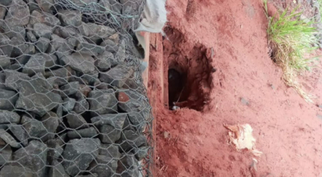 Un explosivista certificó que la excavación se produjo a causa de la erosión del suelo.