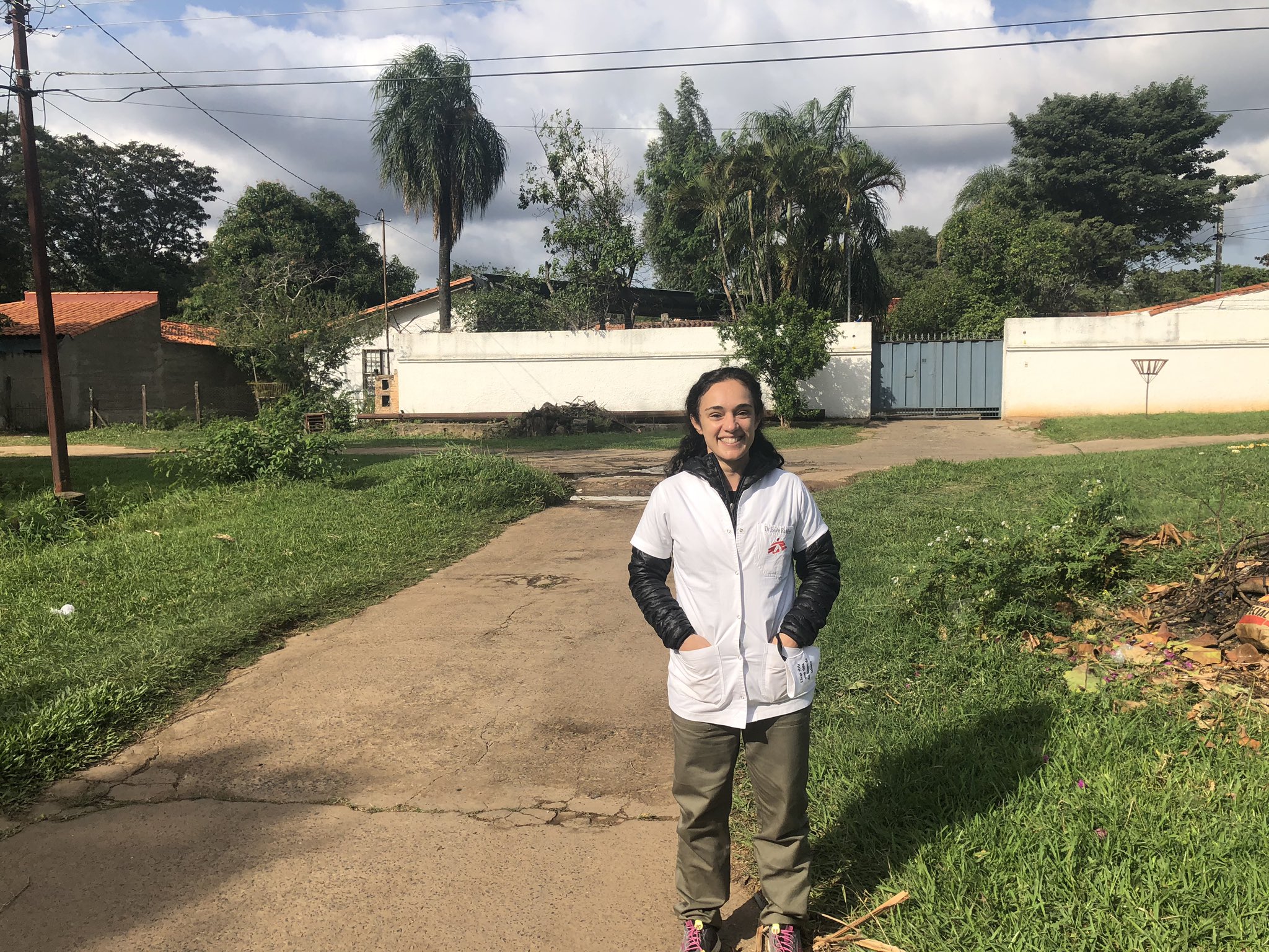 Doctora Belén Ramírez posando frente a su casa de la infancia.