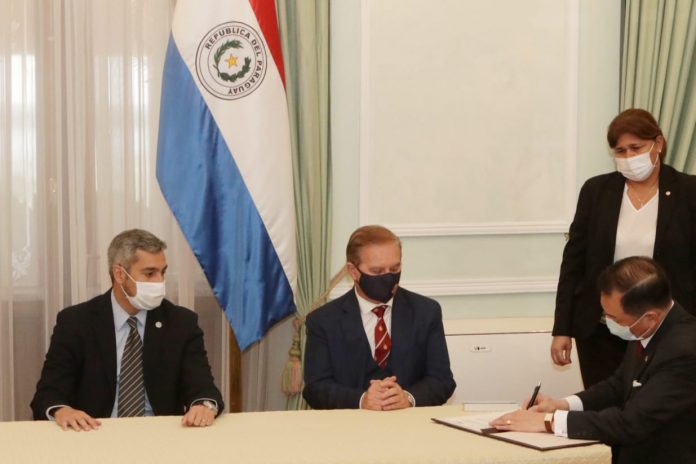 Firma del acuerdo entre el gobierno de Taiwán y el Estado paraguayo. Presidente Mario Abdo Benítez, ministro Dany Durand, embajador José Chin-Cheng Han.