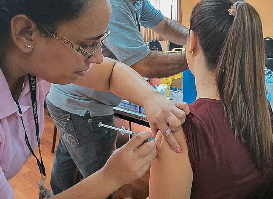 Las dosis están disponibles en los vacunatorios del MPSBS | Foto: Ministerio de Salud