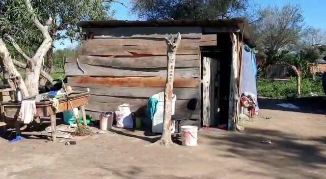 La familia vive en una precaria vivienda en un asentamiento de San Pedro.