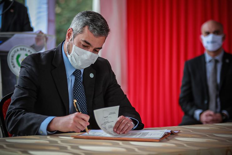Presidente Mario Abdo Benítez firmando la ley de jubilación.