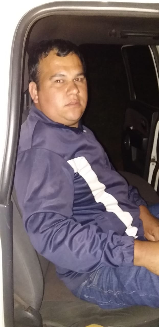 Wilberto Piris, detenido por violencia y amenaza de hecho punible, sentado dentro de la patrullera.