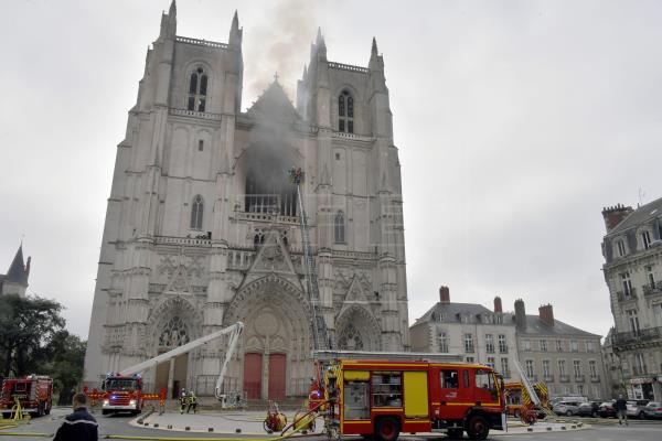 La catedral de Nantes sufrió un incendio en la mañana de este sábado. Foto: EFE