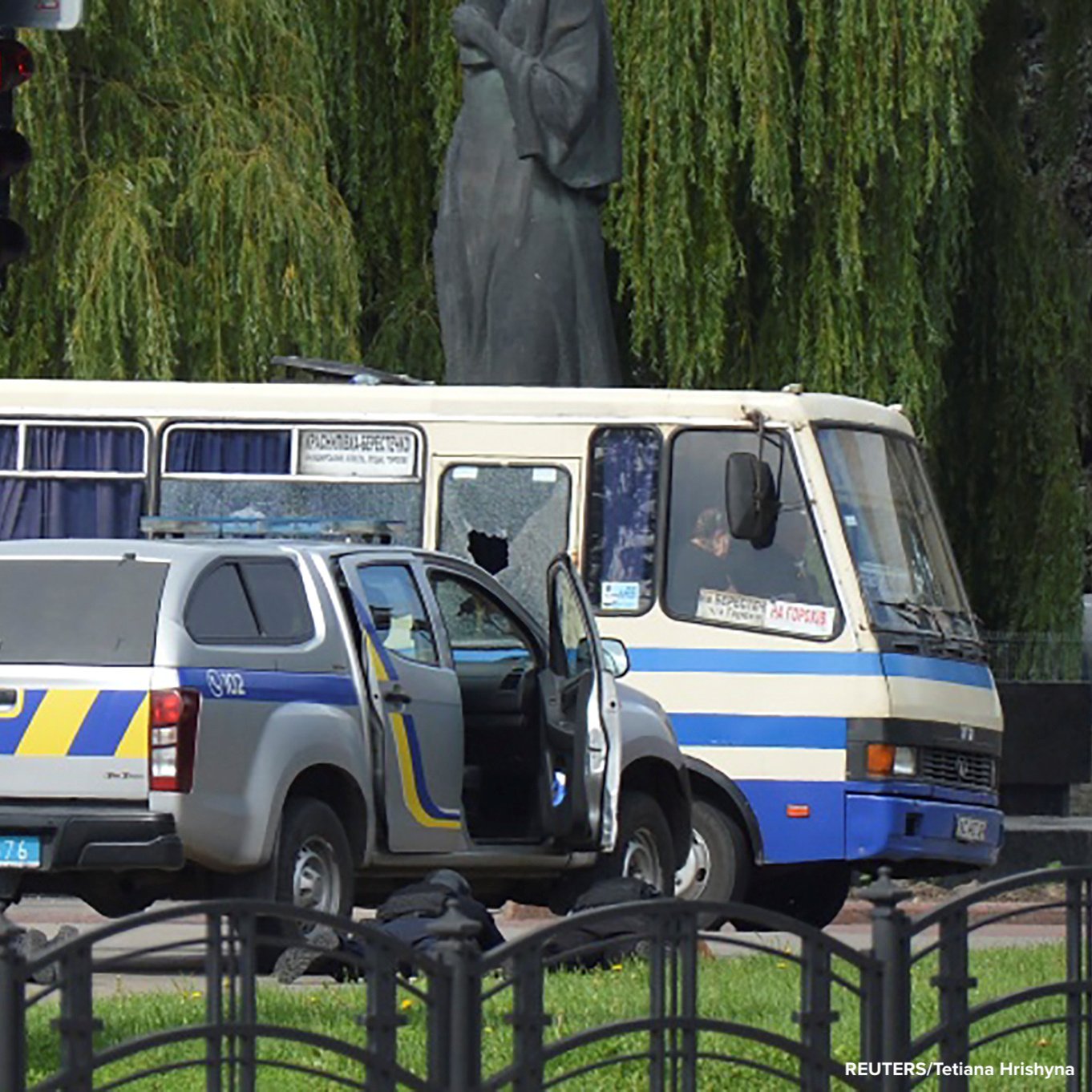 Autoridades negocian con el terrorista que tiene secuestrado a un bus con 20 pasajeros. Foto: @LPLdirect