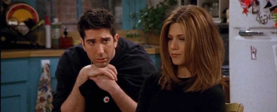 Imagen de la serie Friends. Ross mira a Rachel con tristeza durante la pelea.