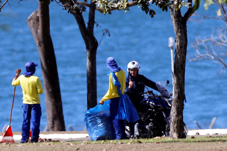 Jair Bolsonaro, presidente de Brasil, conversó con varios trabajadores sin mascarilla. Foto: Reuters