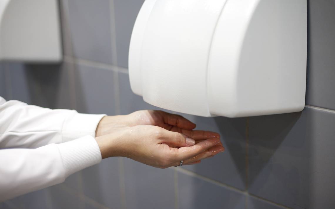 El secador de manos eléctrico no es recomendable porque dispersa las bacterias. Foto referencial