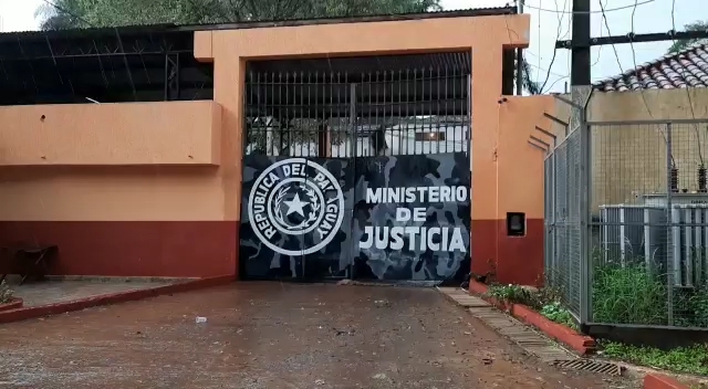 Entrada a la penitenciaría de Ciudad del Este con una inscripción del Ministerio de Justicia en el portón de entrada.