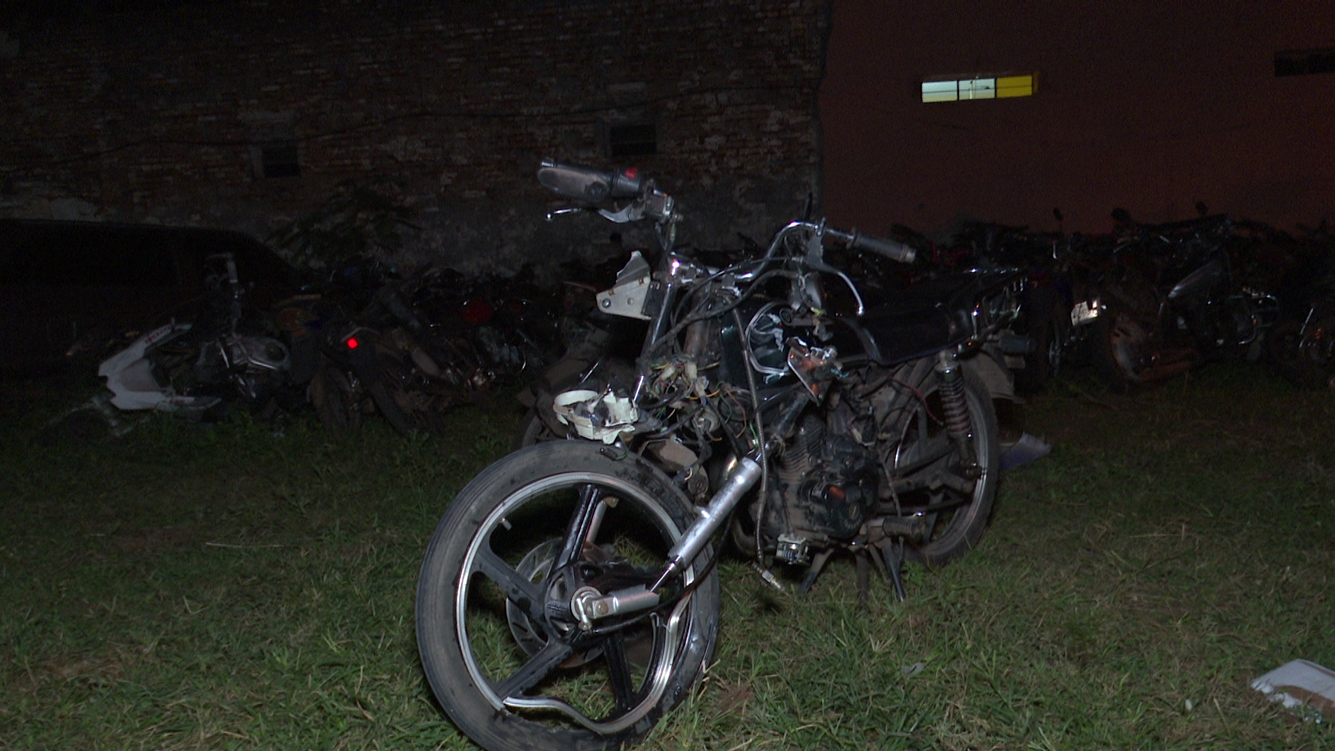 El conductor de la motocicleta perdió la vida, en tanto que su acompañante está gravemente herida.