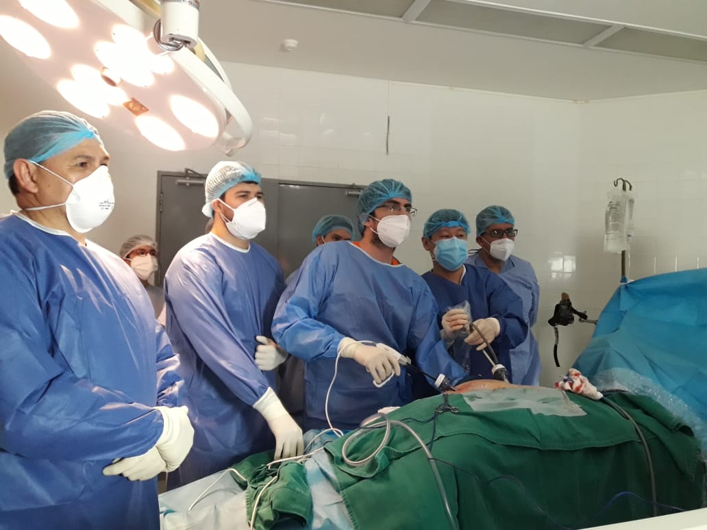 Equipo de profesionales médicos en plena intervención de trasplante renal.