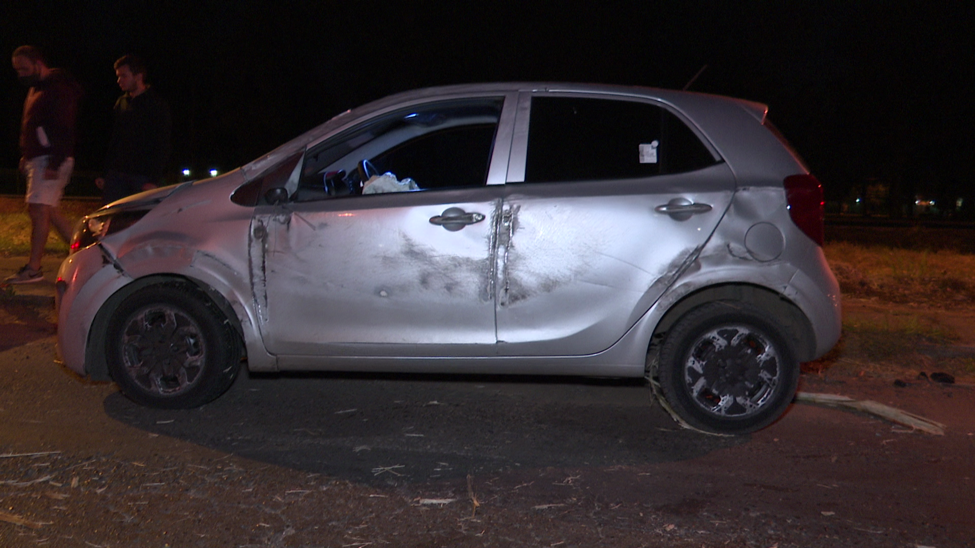 Un automovilista sufrió un vuelco, luego de pasar con su rodado sobre restos de caña de azúcar esparcidos sobre el asfalto.