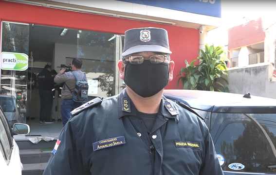 Comisario Arnaldo Irala en el local asaltado.