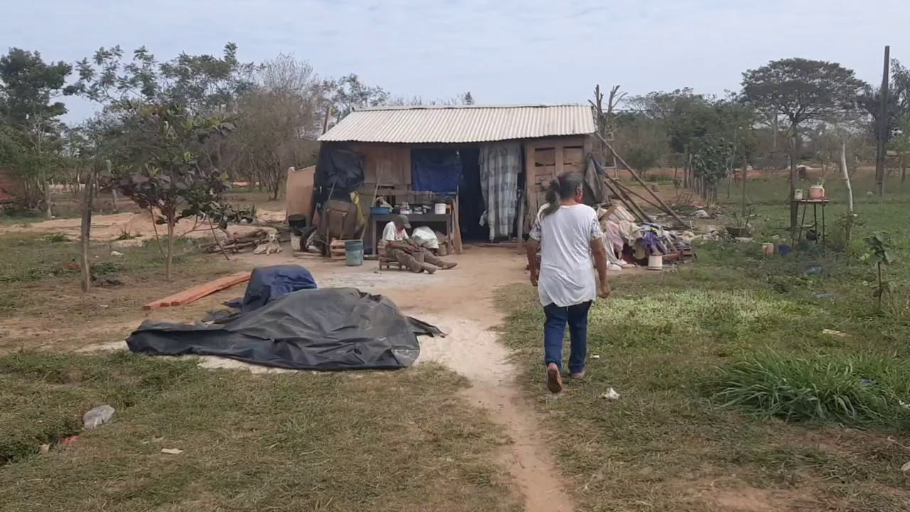 La mujer vive en una precaria vivienda con su hermano. Foto: Lorenzo Agüero, corresponsal Grupo JBB.