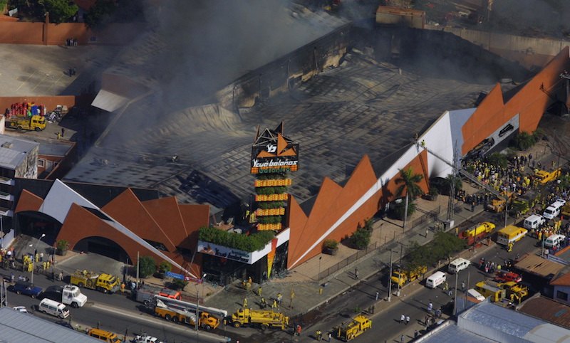 El fuego se expandió rápidamente y provocó el colapso del cielo raso.