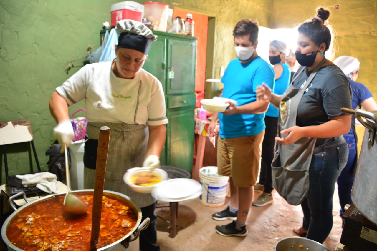 Integrantes del Grupo Mitã'i ndive llegaron hasta el Bañado Sur con la olla popular. Foto: Gentileza