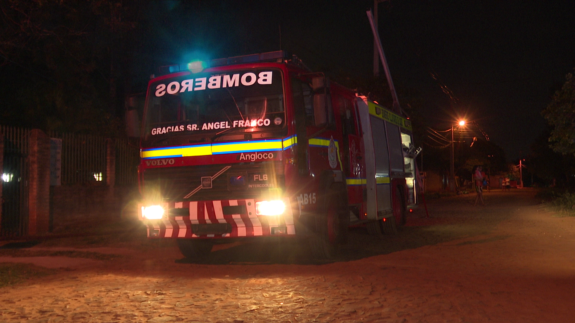 Un incendio aparentemente accidental, consumió por completo una precaria vivienda ubicada en Isla Bogado, Luque.