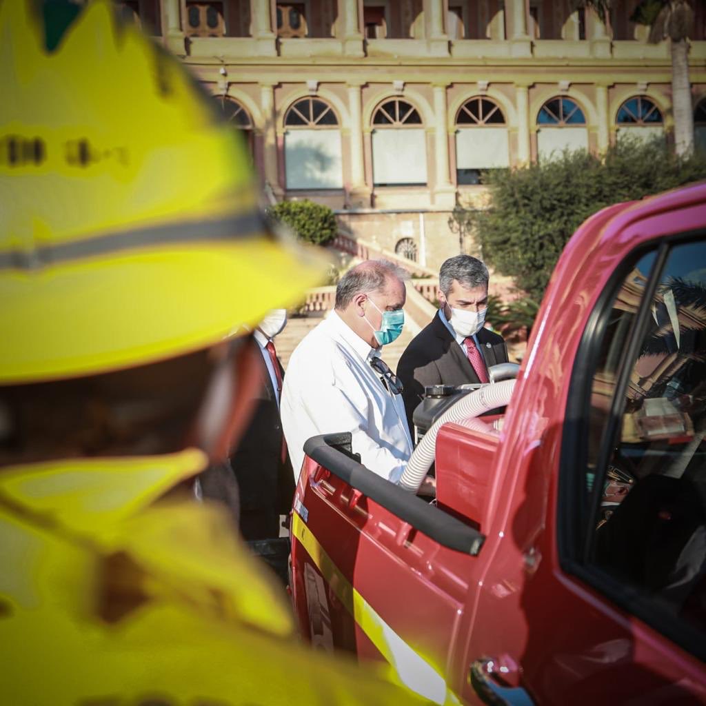 El presidente Mario Abdo en compañía del ministro de la SEN, Joaquín Roa, realizaron la verificación de los vehículos. Foto: @senparaguay