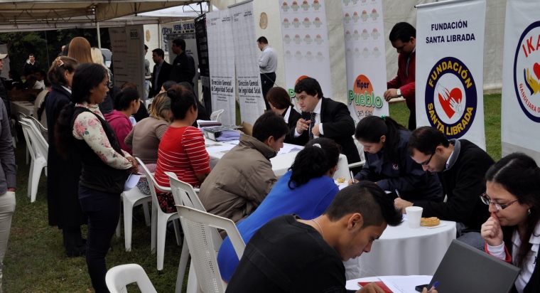 Imagen ilustrativa. Personas en feria de empleo postulándose a diferentes cargos en diversas empresas.