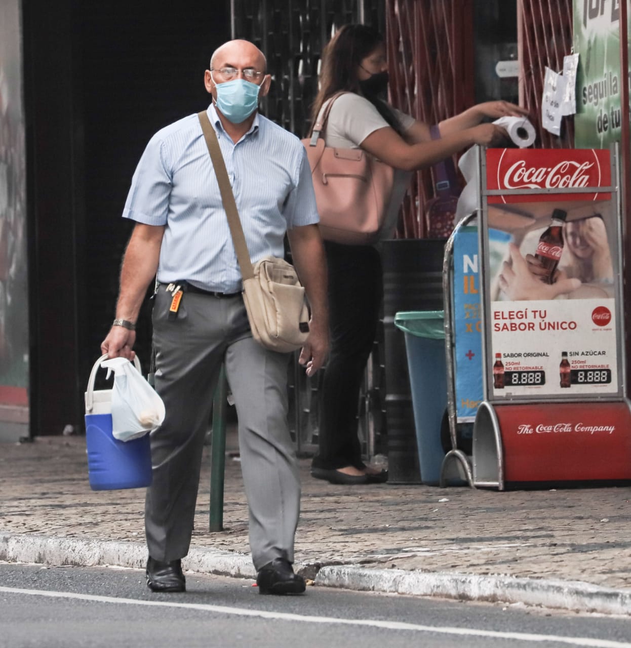 Señor caminando en la calle.