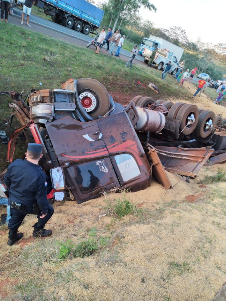 Según testigos, el camión salió de la pista repentinamente. Foto: Gentileza