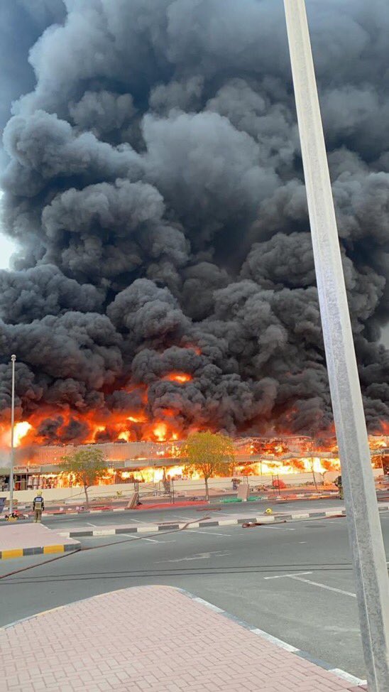 Gran incendio en Ajmán, Emiratos Árabes Unidos. Foto: @Alerta_News_