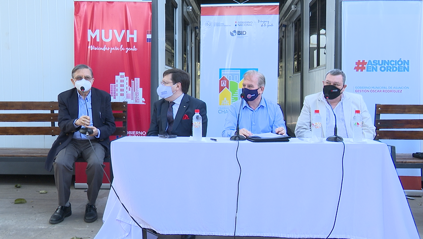 Representantes de MUVH y firma contratista para el plan de mejoramiento de Chacarita Alta.