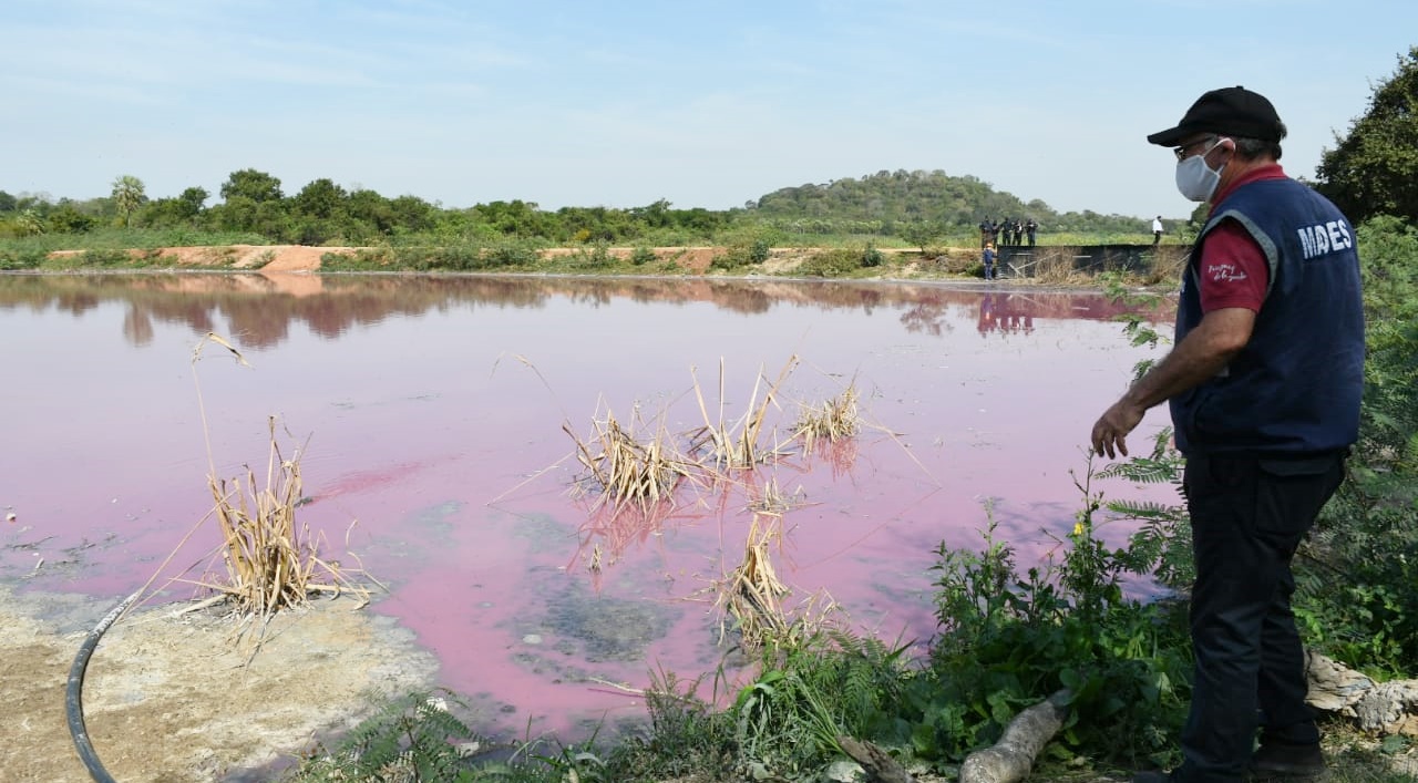Fiscalizador del Mades al pie de la Laguna Cerro, de Limpio.