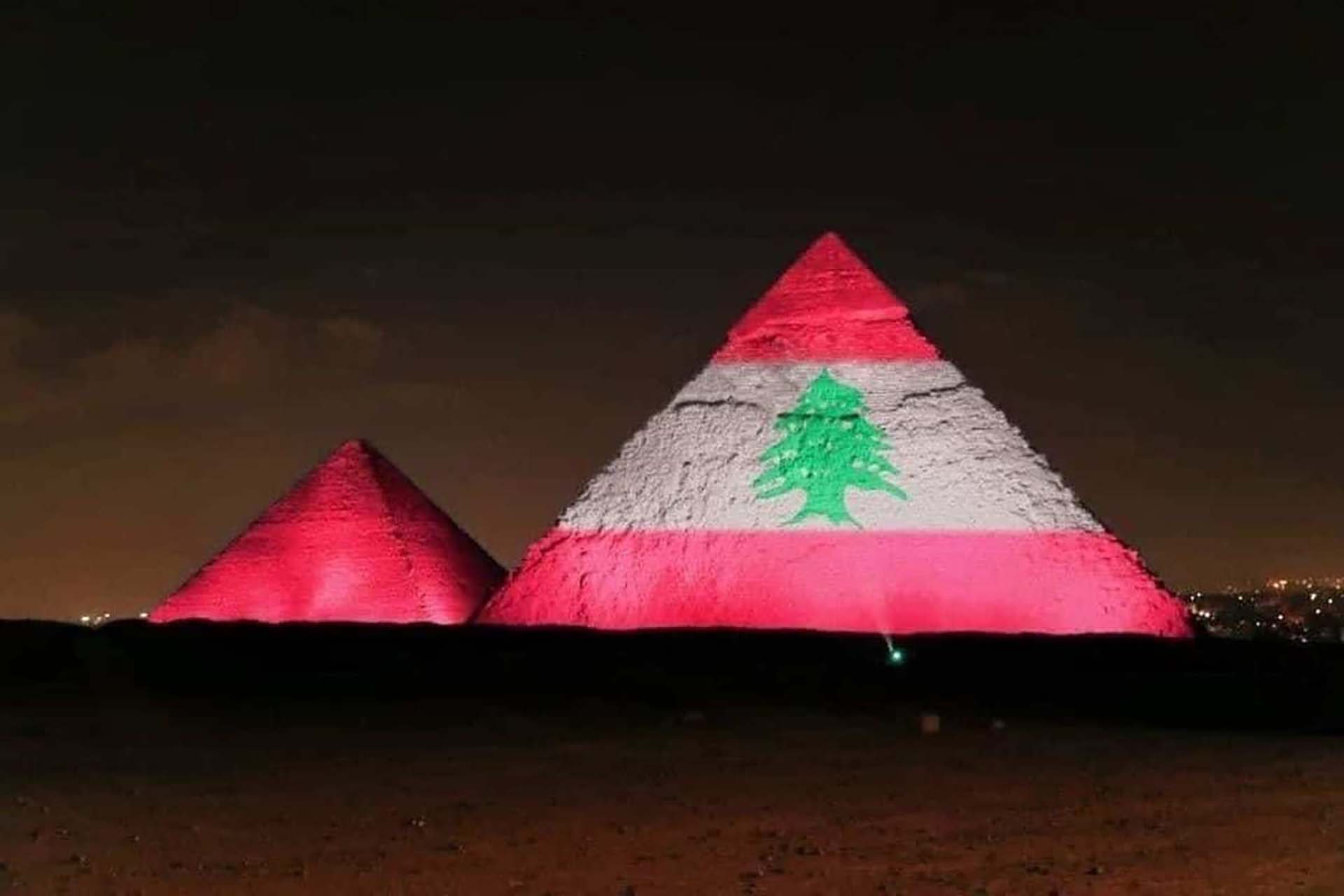 Piramides de Giza, Egipto, illuminadas con los colores de El Líbano.