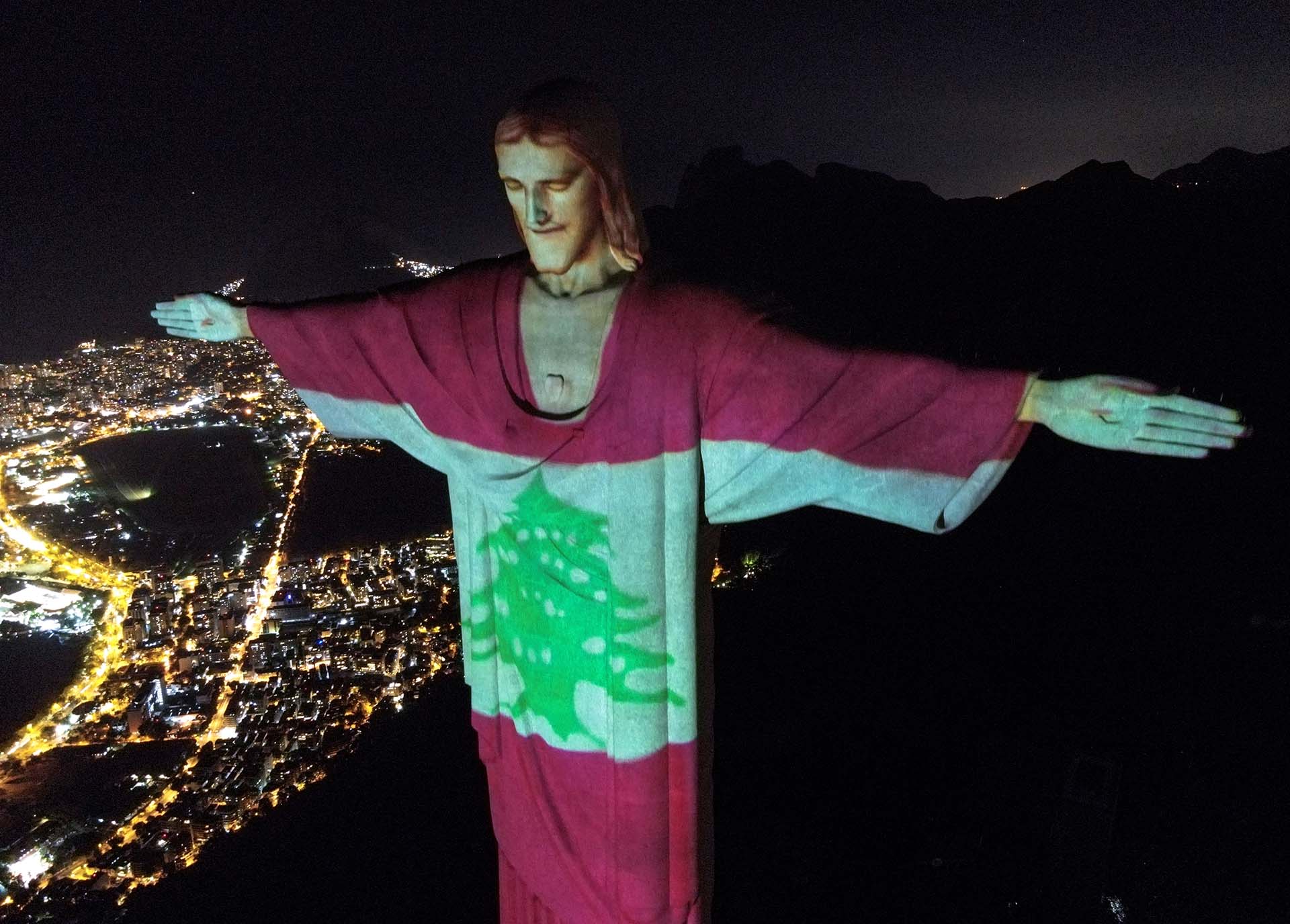 Monumento del Cristo Redentor, en Río de Janeiro, proyectando la bandera del Líbano.