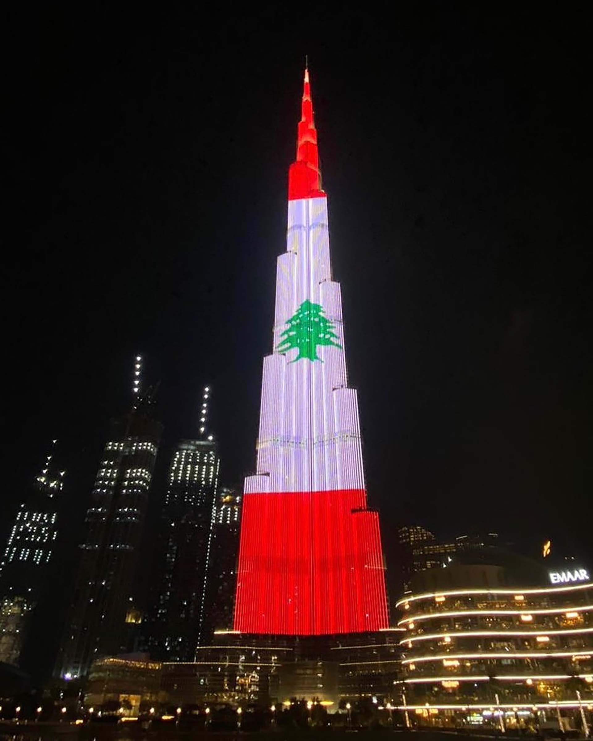 Edificio Burj Khalifa, de Dubái, iluminado con la bandera de El Líbano.