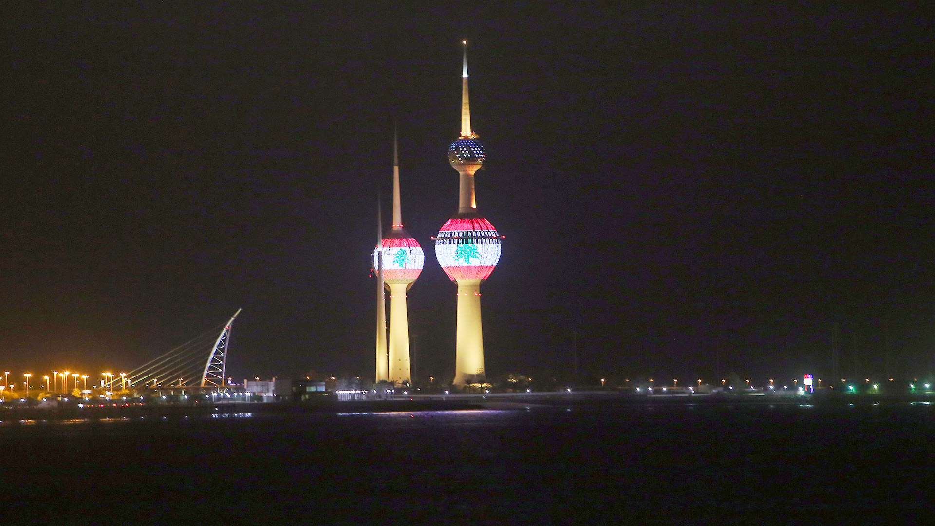 Torres de Kuwait con la bandera del Líbano.