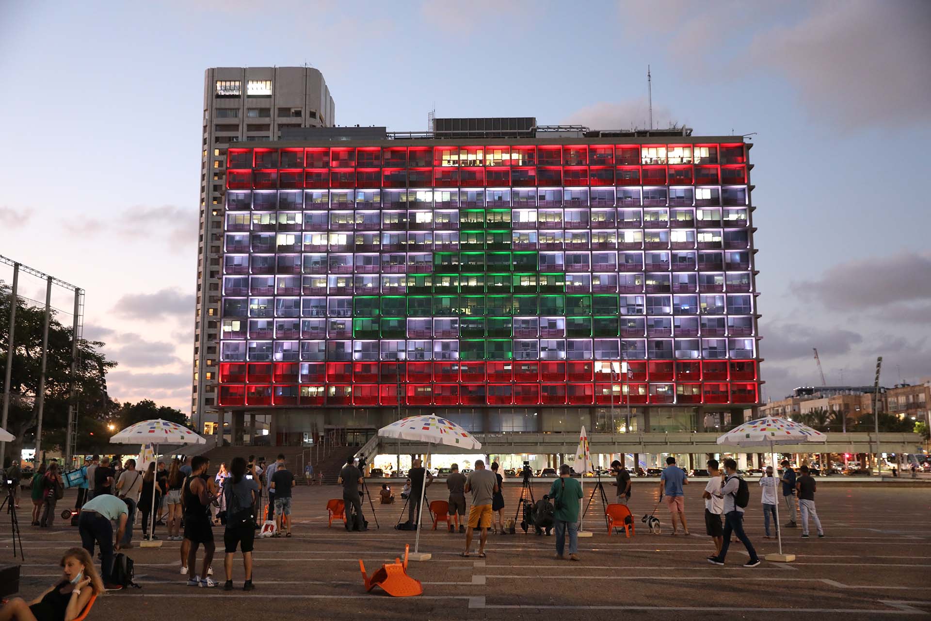 Municipalidad de Tel Aviv, Israel, formando con luces la bandera de El Líbano.