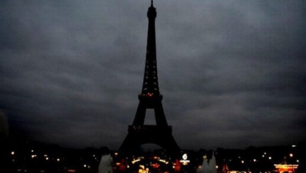 Torre Eiffel, en París, a oscuras en señal de luto por los fallecidos en la explosión de Beirut, Líbano.