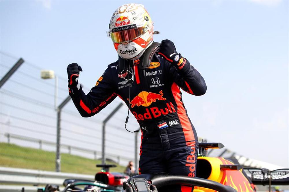 Piloto de Fórmula 1del equipo RedBull, Max Verstappen, festejando su campeonato.