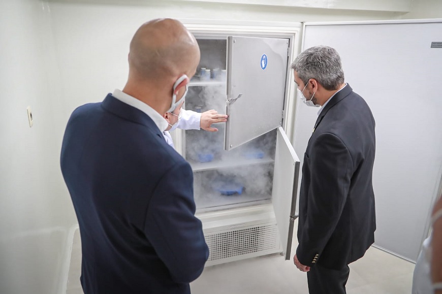 El ministro de Salud, Julio Mazzoleni, junto al presidente Mario Abdo, recorriendo las nuevas instalaciones. Foto: Ministerio de Salud