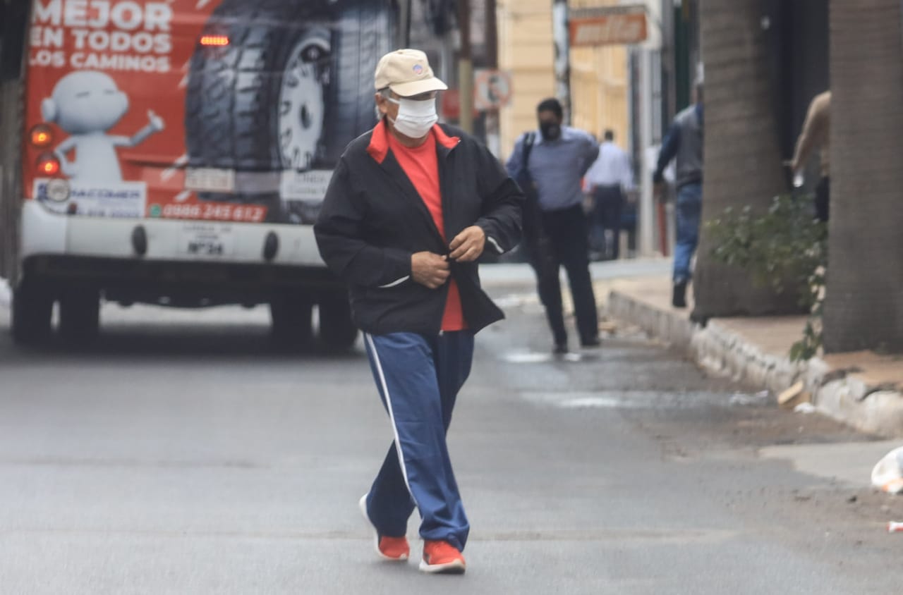 Hombre caminando en la calle.