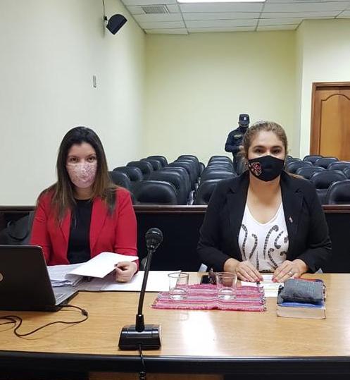 Fiscales Natalia Silva y Carmen Bogado, en el Tribunal de Sentencias.